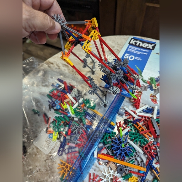 K'NEX lot. See pictures. Some are a small size. Idea booklets x 2. - Picture 6 of 6